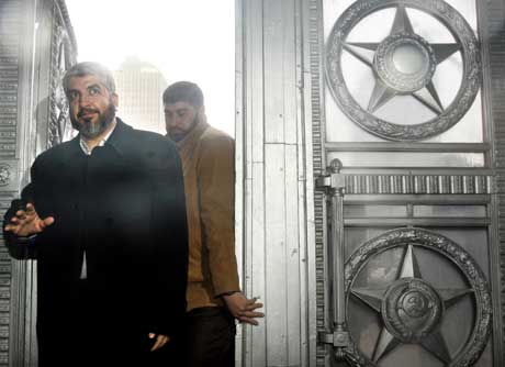 Hamas-leder Khaled Meshal ankommer utenriksdepartementet for samtaler med Lavrov ( Scanpix/AP)