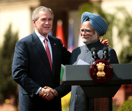 Et historisk hndtrykk mellom George W. Bush og Indias statsminister Manmohan Singh i New Delhi 2. mars. (Foto: Reuters/Scanpix)