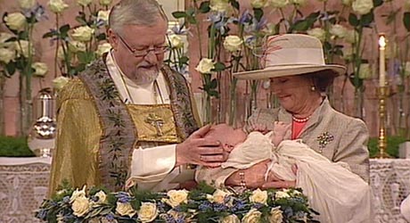 Farmor dronning Sonja bar prins Sverre Magnus til dpen. (Foto: NRK)