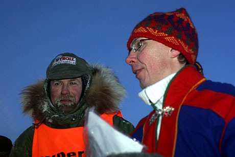 TROSTEN-POSTEN: Postmann Pat, alias Harald Tunheim, bragte samepolitiker Janos Trostens brev trygt fram. TROSTEN-POSTEN: Postmann Pat, alias Harald Tunheim, bragte samepolitiker Janos Trostens brev trygt fram.