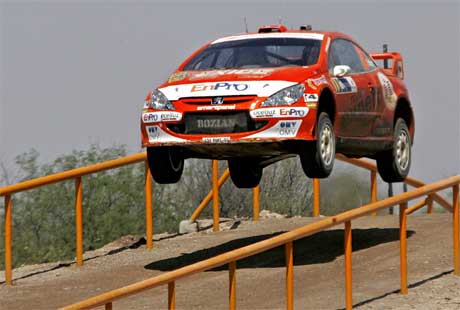Henning Solberg slet med bremsene, men tok nye, viktige VM-poeng (Foto: Scanpix/AFP PHOTO/Luis ACOSTA) Henning Solberg slet med bremsene, men tok nye, viktige VM-poeng (Foto: Scanpix/AFP PHOTO/Luis ACOSTA)