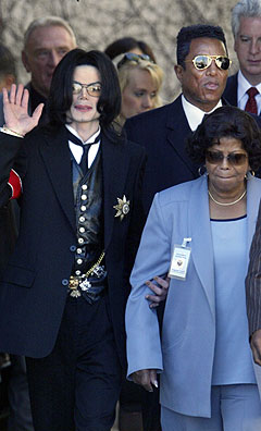 Under rettssaken mot Michael Jackson stod broren Jermaine (bak t. v.) trofast ved sin brors side. Nå skal det komme en bok der han forteller en annen historie. Foto: Damian Dovarganes, AP Photo / Scanpix.