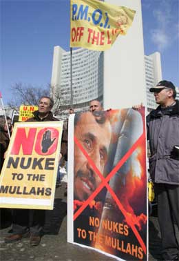 Utanfor lAEA-bygningen i Wien åtvara eksiliranarar mot å tillate at regimet i Iran skal få utvikle atomvåpen. (Foto: Reuters/Scanpix)