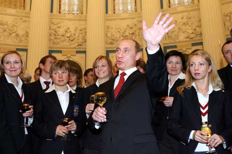 Vladimir Putin sammen med noen av OL-vinnerne. (Foto: AP/Scanpix)