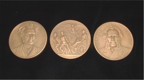 Her er medaljene som først ble formelt utgitt etter at de to herrene var gått bort. Her er medaljene som først ble formelt utgitt etter at de to herrene var gått bort.