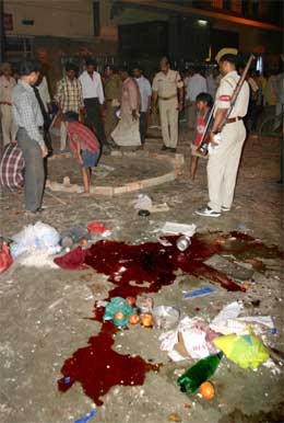 Det var tydelege spor etter bombeeksplosjonen i hindu-tempelet i Varanasi. (Foto: AP/Scanpix)