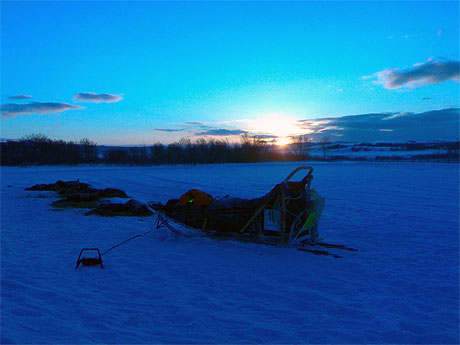 BLÅ TIME I VARANGERBOTN: Etter snøværet tirsdag kom onsdag morgen med flott solskinn. Foto: Jenny Duesund