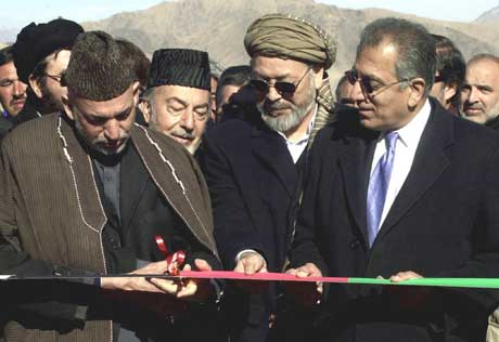 På plussiden: President Hamid Karzai åpner motorvegen til Kandahar. Foto: Scanpix/AFP.