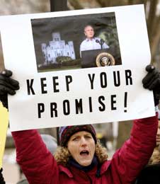 Bush må innfri løftene til New Orleans, krever et orkan-offer som nå bor i Virginia (Scanpix/AFP) 
