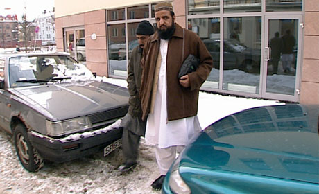 Imam Nehmat Ali Shah hadde beskyttelse da han våget seg ut onsdag. Foto: Eirik Kleiven, NRK