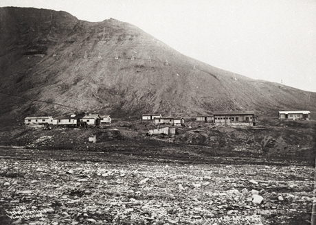 Slik s Longyearbyen ut i 1908, to r etter at de frste brakkene ble satt opp. (Foto: Store Norske Arkiv/Scanpix)
