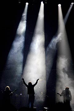 42 prosent av de 178 svenske festivalene og konsertene som ble målt hadde lydnivåer over det anbefalte. Blant dem var Black Sabbath (bildet) da de spilte i Globen i fjor. Foto: AP.
