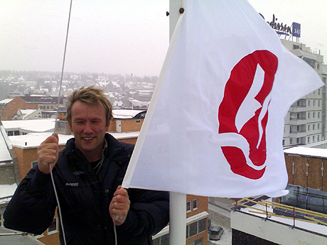 Tommy Frantzen viser den nye logoen. (Foto: Jrn Inge Johansen, NRK)