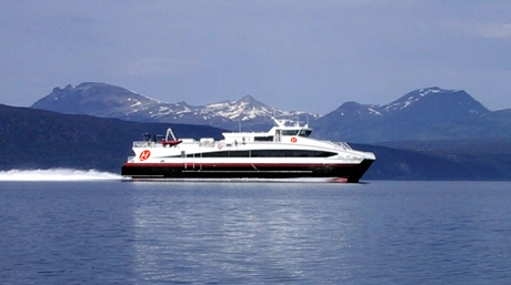 Hurtigbåt med den nye logoen (Foto: Hurtigruten)