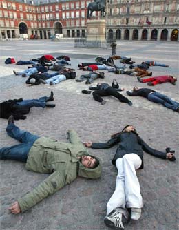 Kunststudenter markerte ettårsdagen for bombene på denne måten, i sentrum av Madrid i fjor. (Foto: AFP/Scanpix)