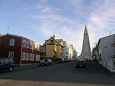 Arkitekturen i Reykjavik er variert og spennende. Her kneiser Hallgrimskirken i bakgrunnen. Foto Kari Toft