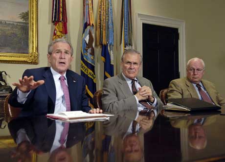 PRESIDENTEN OG HANS MENN: President George W. Bush, forsvarsminister Donald Rumsfeld og visepresident Dick Cheney fr stadig lavere oppslutning om Irak-politikken sin. (Foto: Scanpix/Reuters)