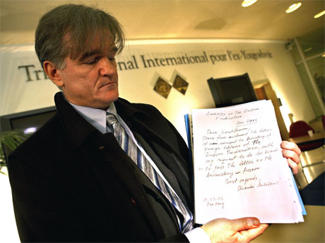 Milosevic-rådgiver Zdenko Tomanovic viser fram brevet den tidligere jugoslaviske presidenten skrev til russiske myndigheter. Foto: AP/Scanpix Milosevic-rådgiver Zdenko Tomanovic viser fram brevet den tidligere jugoslaviske presidenten skrev til russiske myndigheter. Foto: AP/Scanpix