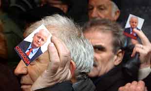 Milosevic-tilhengere samlet ved hovedkvarteret til sosialistpartiet i Beograd. Foto: Aleksa Stankovic, AFP Milosevic-tilhengere samlet ved hovedkvarteret til sosialistpartiet i Beograd. Foto: Aleksa Stankovic, AFP