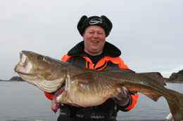 Svein Atle Olaussen med dagens rekordtorsk på 18,8 kg. (Foto: NRK/ Thomas Hellum)