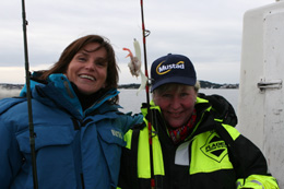 Monika Blikås og Inger Fliid Kvaleid - kvinnfolk i båten gir fiskelykke…??(Foto: NRK/ Thomas Hellum)