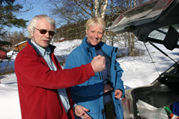 Rolf-Erik Lyseggen forteller til Kari Toft at han trodde han hadde kjørt i hjel en rev og la den bak i bilen. Etterpå våknet den. (Foto: NRK/ Jørn Nordli)