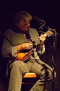 Stephen Bruton i the Resentments, her på mandolin. Foto: Per Ole Hagen, NRK.
