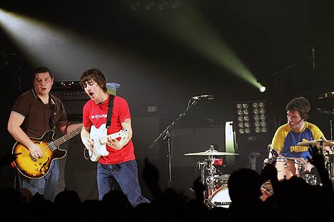Arctic Monkeys, her live i Portsmouth i februar, kommer både til Quart-festivalen i Kristiansand og Roskildefestivalen i Danmark i sommer. Foto: Sang Tan, AP Photo / Scanpix.