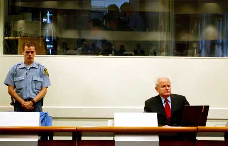 Slobodan Milosevic i rettssalen i Haag 5. juli 2004. Nå er den krigsforbrytertiltalte eks-presidenten død, og saken mot ham nedlagt. (Foto: Bas Czerwinski/ Reuters/ Scanpix)