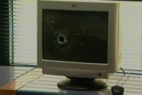 Kulehull i en PC i det britiske kultursenteret. (Foto: APTN)