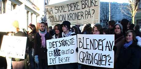 Mange elever og lærere var møtt fram for å protestere. Foto: Espen Hatlestad/NRK