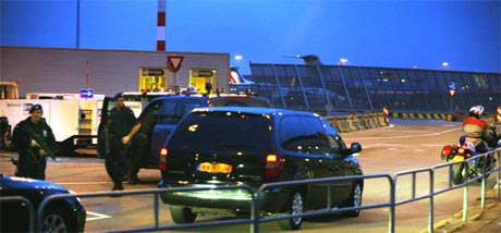 Kisten med Slobodan Milosevic ankom flyplassen Schiphol i Amsterdam tirsdag. (Foto: AP/Scanpix)