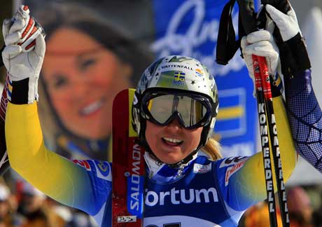 En jublende Anja Pärson etter seieren i Åre. (Foto: AFP/Scanpix)