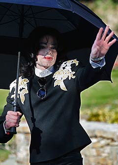 Popstjernen Michael Jackson fikk onsdag forlenget fristen med å betale lønn og forsikring til de ansatte på ranchen hans Neverland med 24 timer. Natt til torsdag går fristen ut. Her er Jackson på Neverland i 2004. Foto: AP.