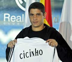 Cicinho gikk fra Sao Paulo til Real Madrid rett før nyttår i fjor. (Foto: AP/Scanpix)