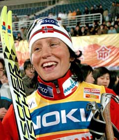 En smilende Marit Bjørgen etter sprintseieren i Kina onsdag. (Foto: Reuters/Scanpix)