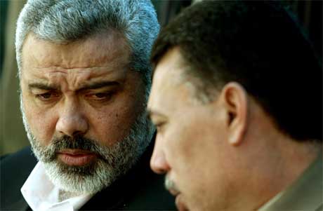 Påtroppande statsminister Ismail Haniya (t.v.) i samtale med rådgjevaren Ahmed Helles. (Foto: AP/Scanpix)