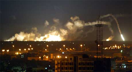 Eksplosjoner ryster Bagdad, kort tid etter at amerikanske og britiske styrker startet sitt angrep i mars 2003. (Arkivfoto: Patrick Baz/AFP/Scanpix)