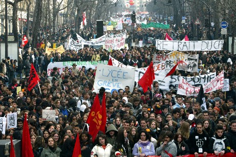 Titusener av studenter marsjerte i gatene i Paris i dag. (Foto: Mehdi Fedouach/AFP/Scanpix)