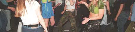 Illustrasjonsfoto dansende ungdom til teknorytmer på Hyperstate i 1999.(Foto: Scanpix)