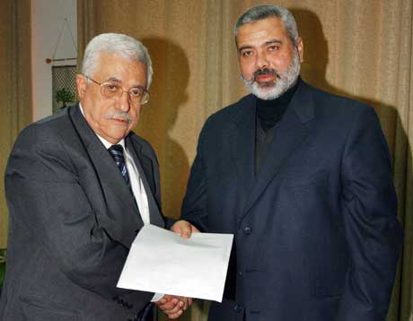 Abbas og Haniyeh møttes i Gaza tidligere i måneden, men det var uten begeistring de trykket hverandres hender (Scanpix/Reuters)