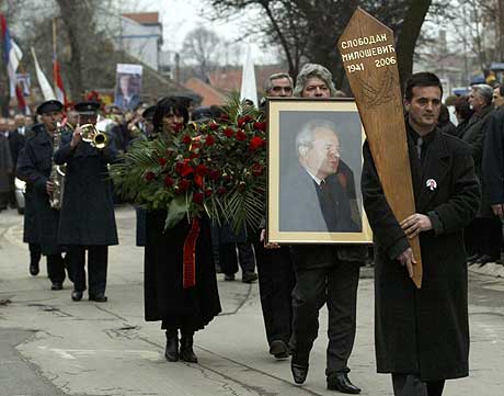 Folk går i prosesjon i Milosevics hjemby Pozarevac. (Foto: Reuters/Scanpix)