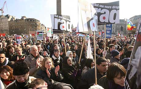 Demonstranter p Trafalgar Square i London i dag. (Foto: AFP/Scanpix)