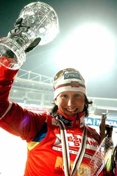 Marit Bjørgen smiler etter å ha vunnet verdenscupen. (Foto: REUTERS / SCANPIX)