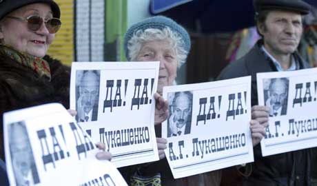 Eldre kommunistaktivister støtter Lukasjenko. "Ja, ja, Lukasjenko," står det på disse plakatene (Scanpix/AP)