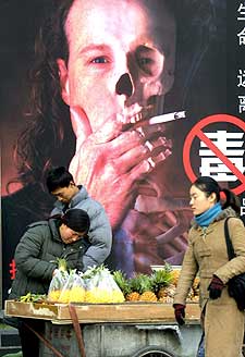 Bilde av en anti-røyke-plakat i Beijing i 2005. (Arkivfoto: AFP/Scanpix)