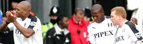 Fulhams Luis Boa Morte blir gratulert av Mark Pembridge. (Foto: AP/ SCANPIX)