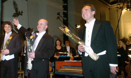 Fra åpningskonserten. Den engelske dirigenten Laurence Cummings omgitt av solistene Njål Sparboe (t.v.) og James Gilchrist (foto: Lars Flydal)