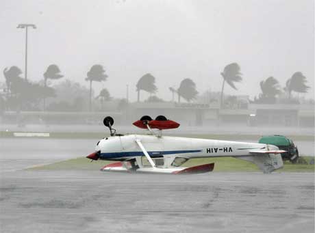 Dette flyet ble snudd opp ned av de enorme kreftene til syklonen "Larry". (Foto: Reuters/Scanpix)