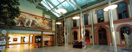 Drammens Teater og Kulturhus fikk påpygd en glassfoajé i tillegg til hovedbygget. (Foto: Scanpix)    